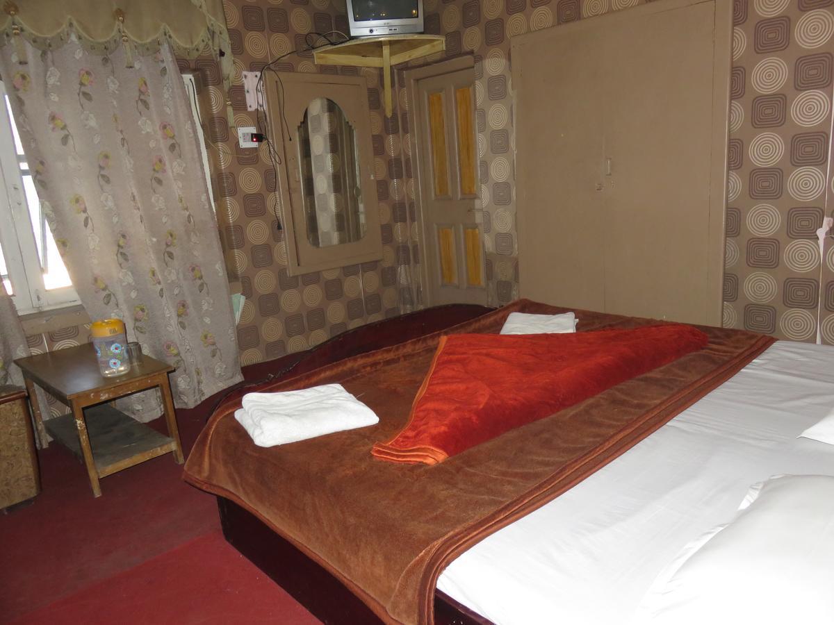 Hotel Butterfly Srīnagar Exterior foto